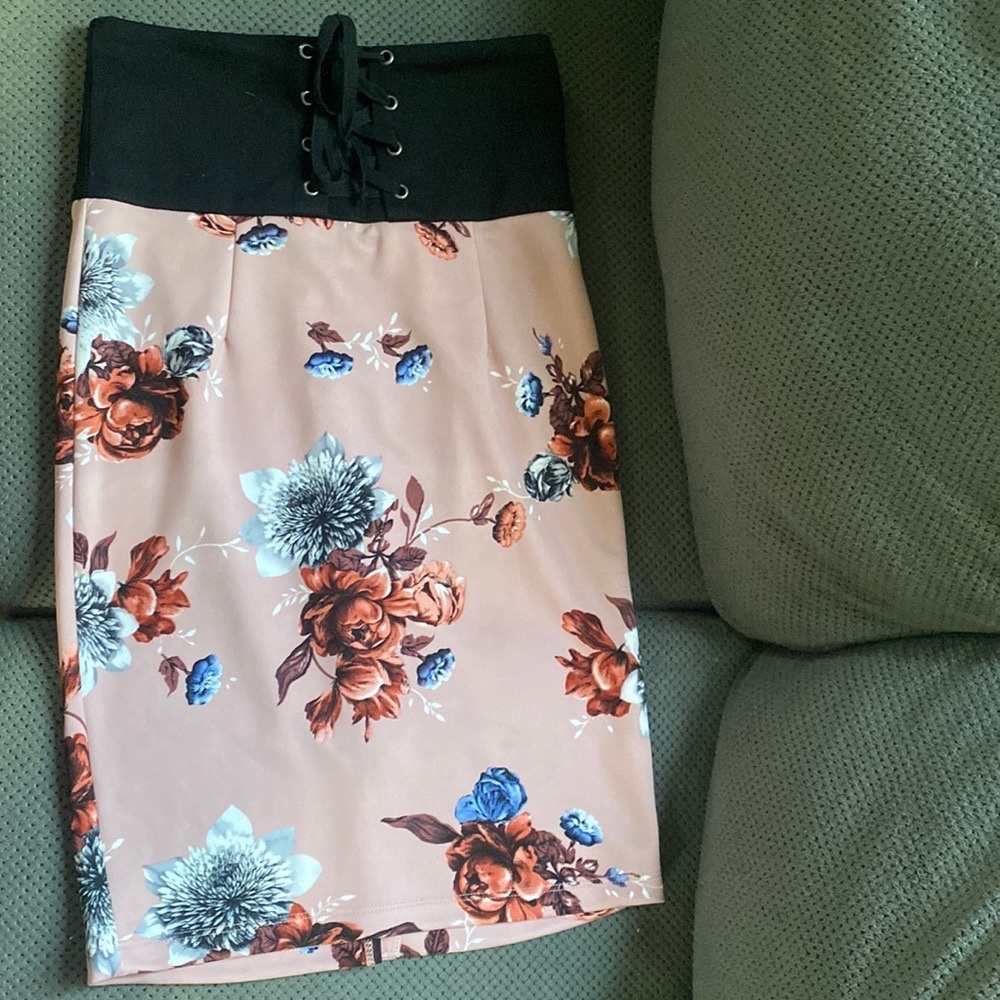 Flowered pencil skirt